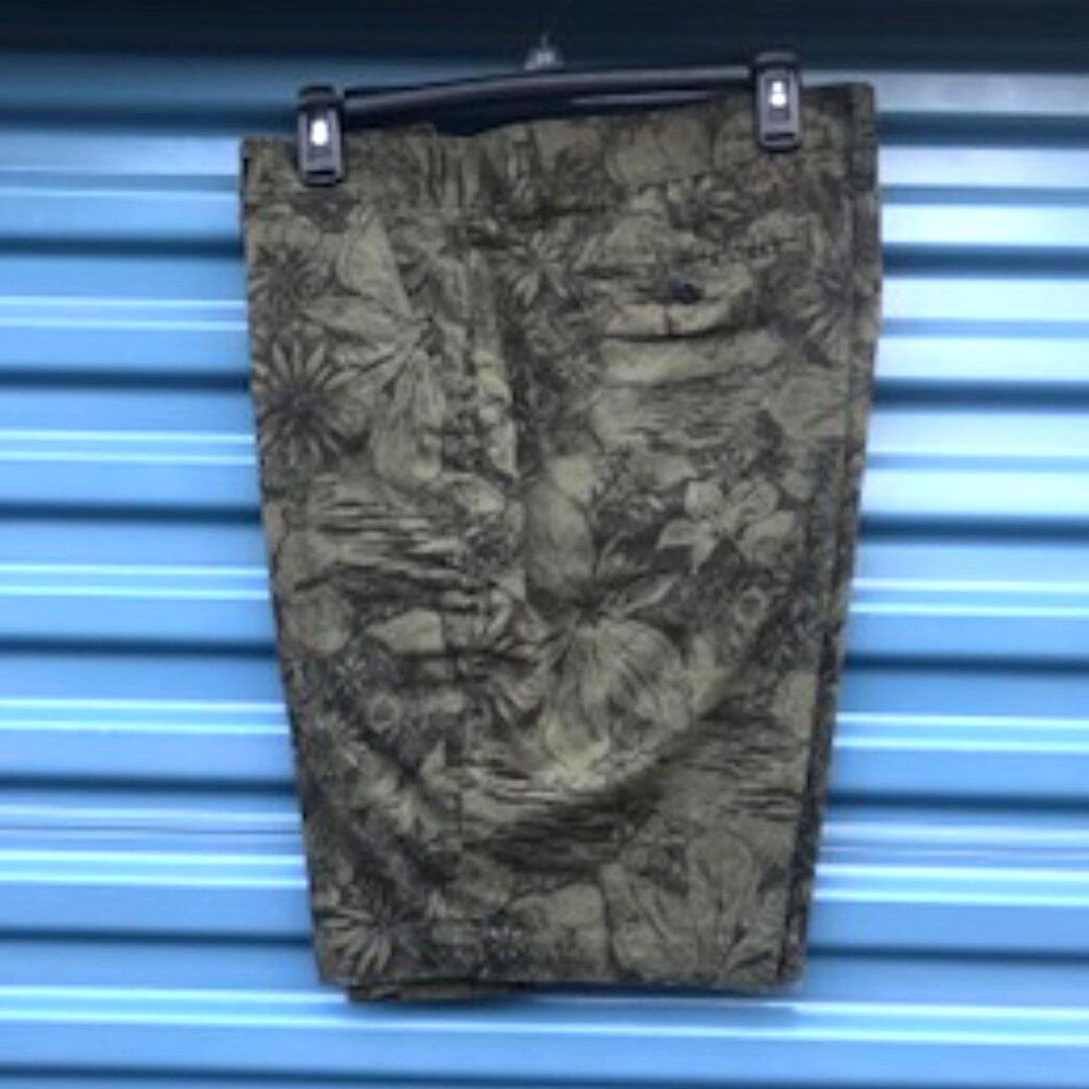 Size: 36 At the Knee Casual Camouflage Shorts . Sonoma Flexwear . New w/ Tags